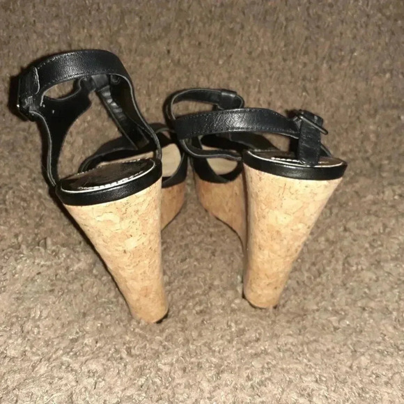 VINCE CAMUTO-INSLO Black Leather Wedge T-Strap - Picture 5 of 7